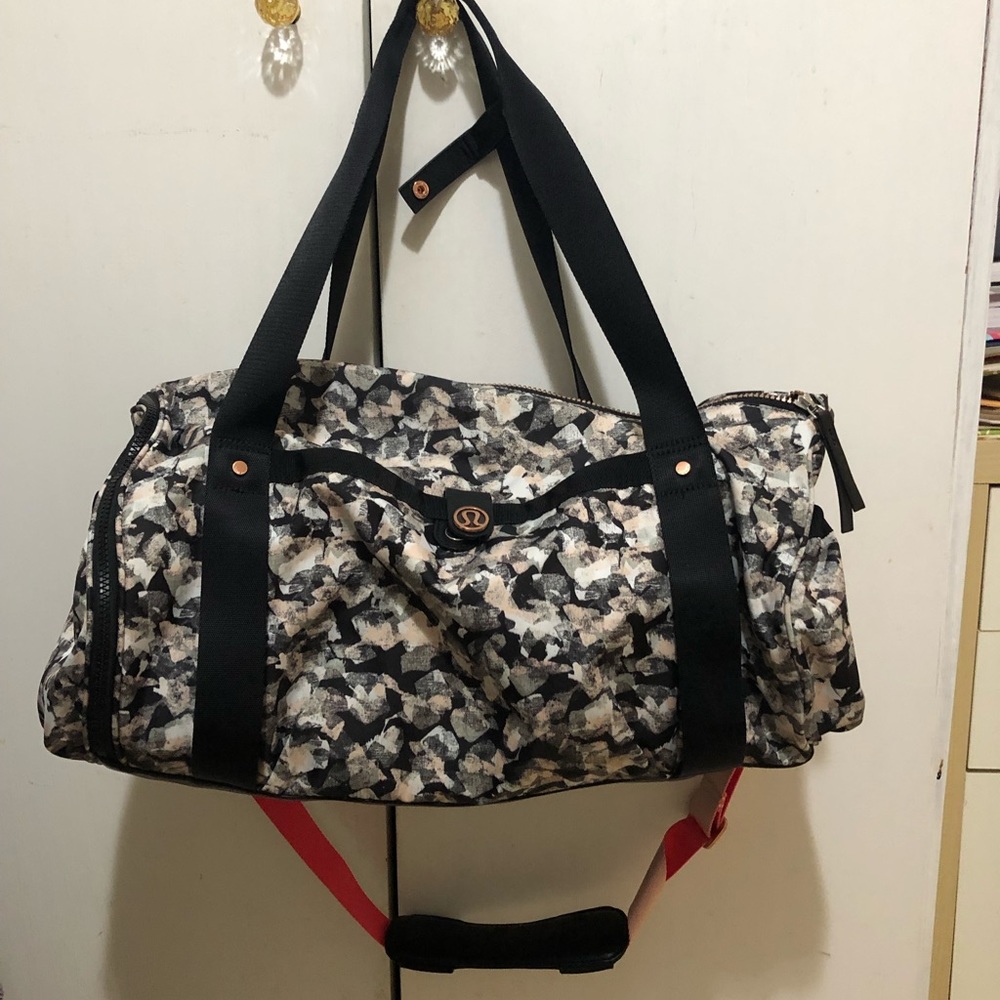 Lululemon high mileage duffel in mystic jungle